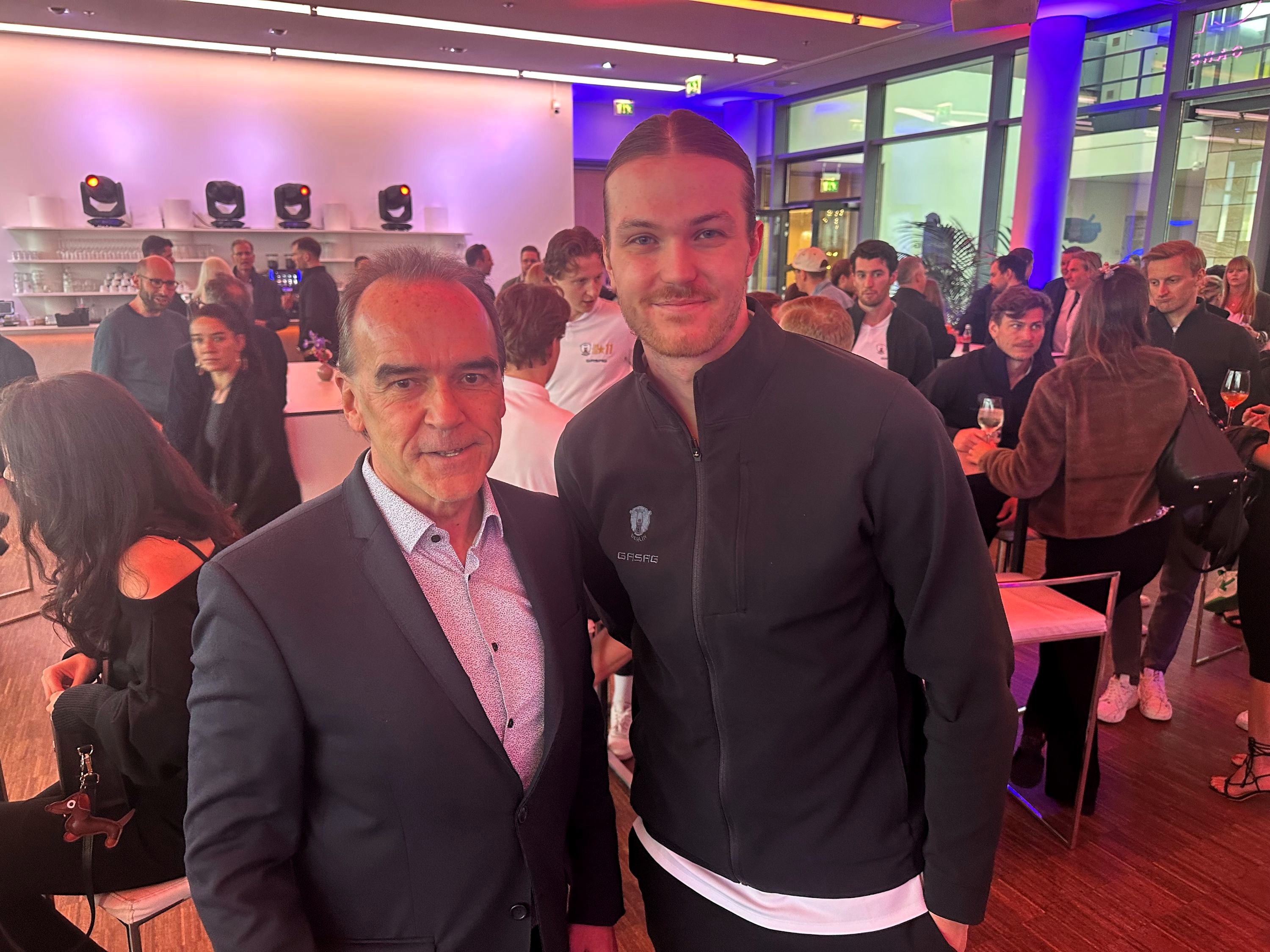 Der Rückhalt der Meister: Gerhard Wilhelm, Sprecher der Geschäftsführung der Spielbank Berlin, mit  MVP-Goalie Jonas Stettmer | BERLINboxx